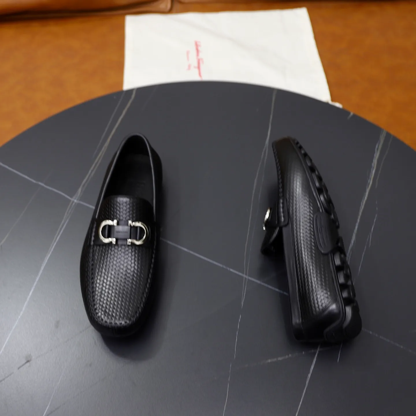 Ex-factory price: 480💰🙅‍♂️🙅‍♂️🙅‍♂️Niuli Brand: Ferragamo Standard code: Men's code 38/44 (45 customized) Grade: Same as the official website Material: Original imported cowhide leather lining Original wear-resistant lightweight outsole Style category: Men's casual slip-on shoes Bean shoes Distinguished luxury brand elements top luxury Color: actual picture color
